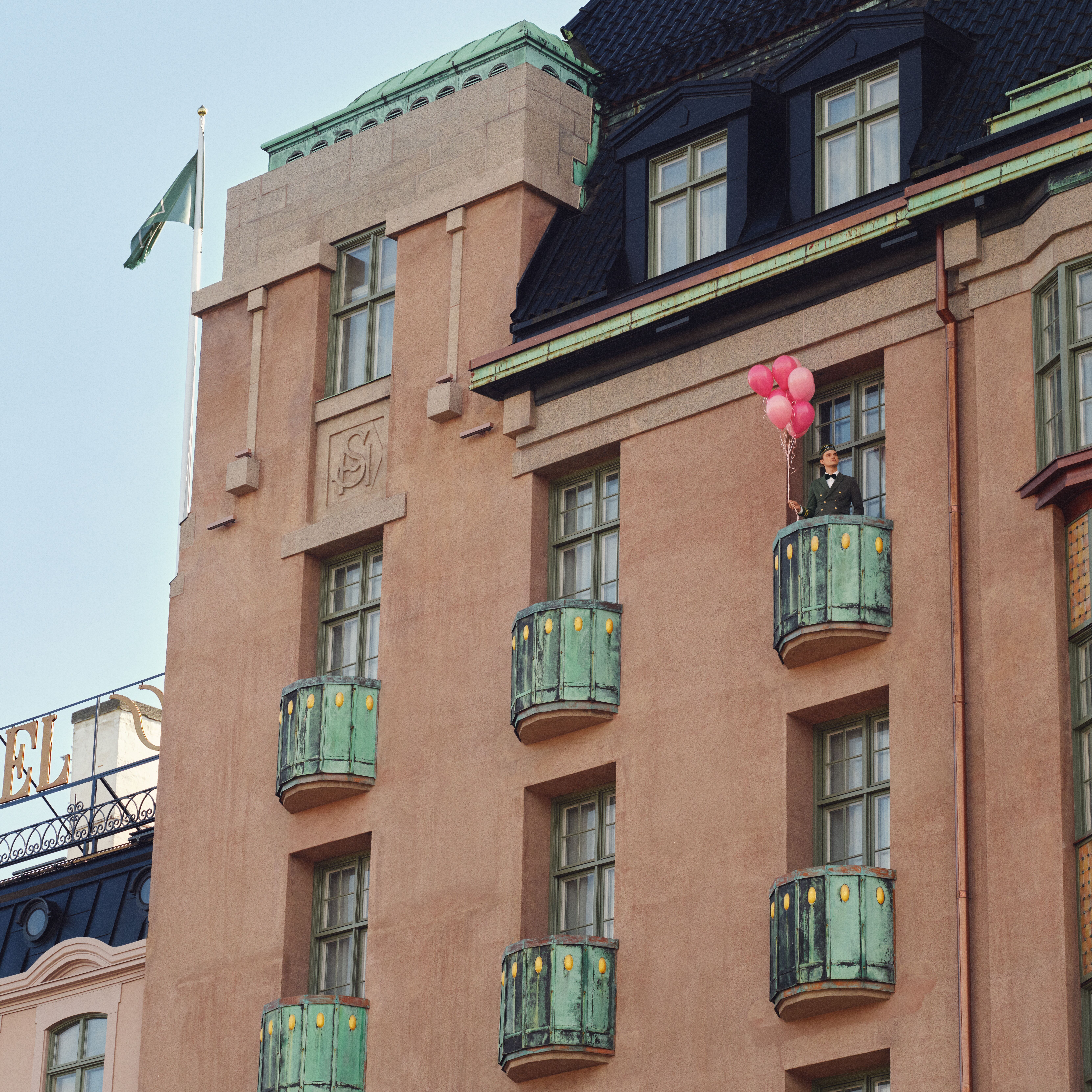 Kvinnor som läser tidningen i en hotellsäng