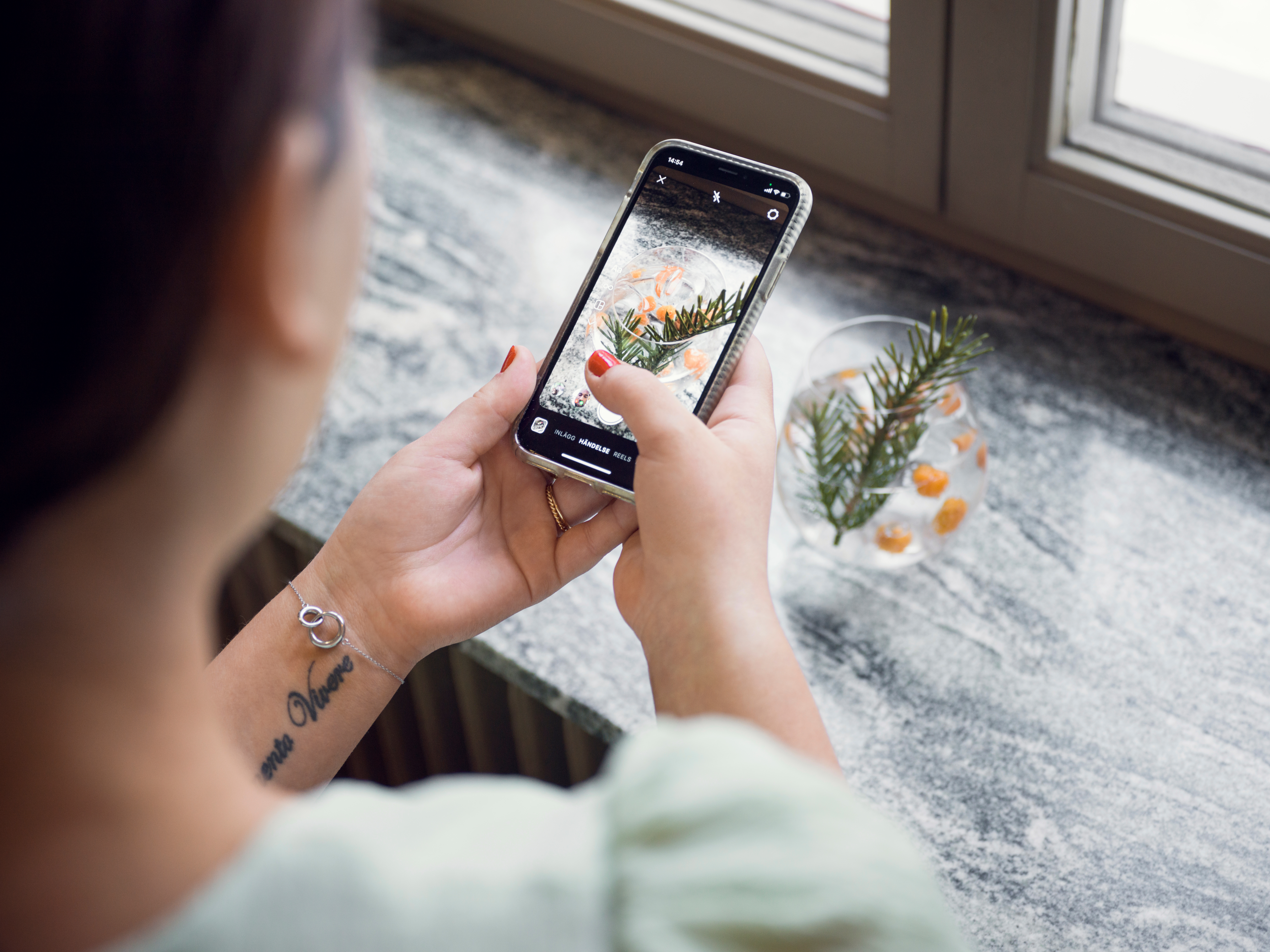 Hand som håller en mobiltelefon