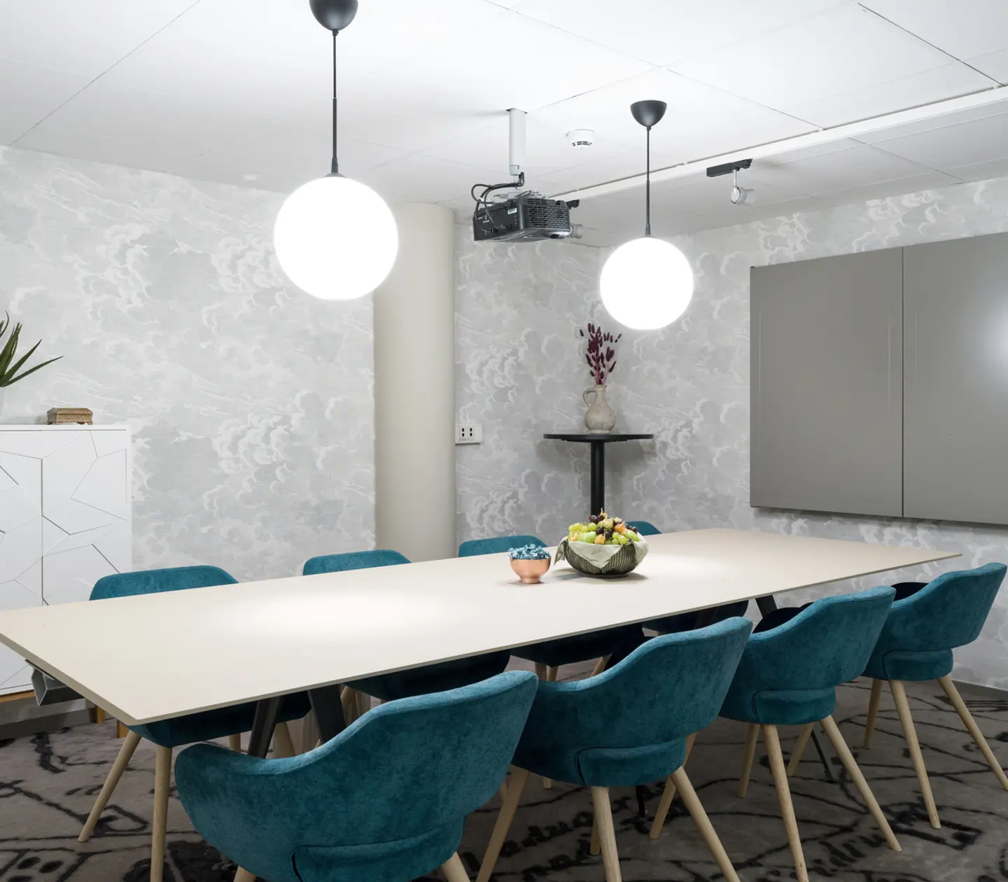 Konferensrum med styrelsesittning och turkosa stolar