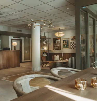 Hotellobby med receptionsdisk och lounge