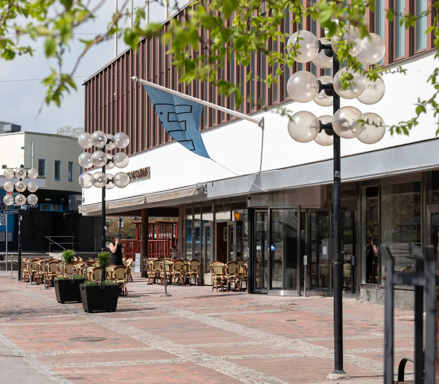 Fasaden av Elite Hotel Brage med Stationsgatan utanför