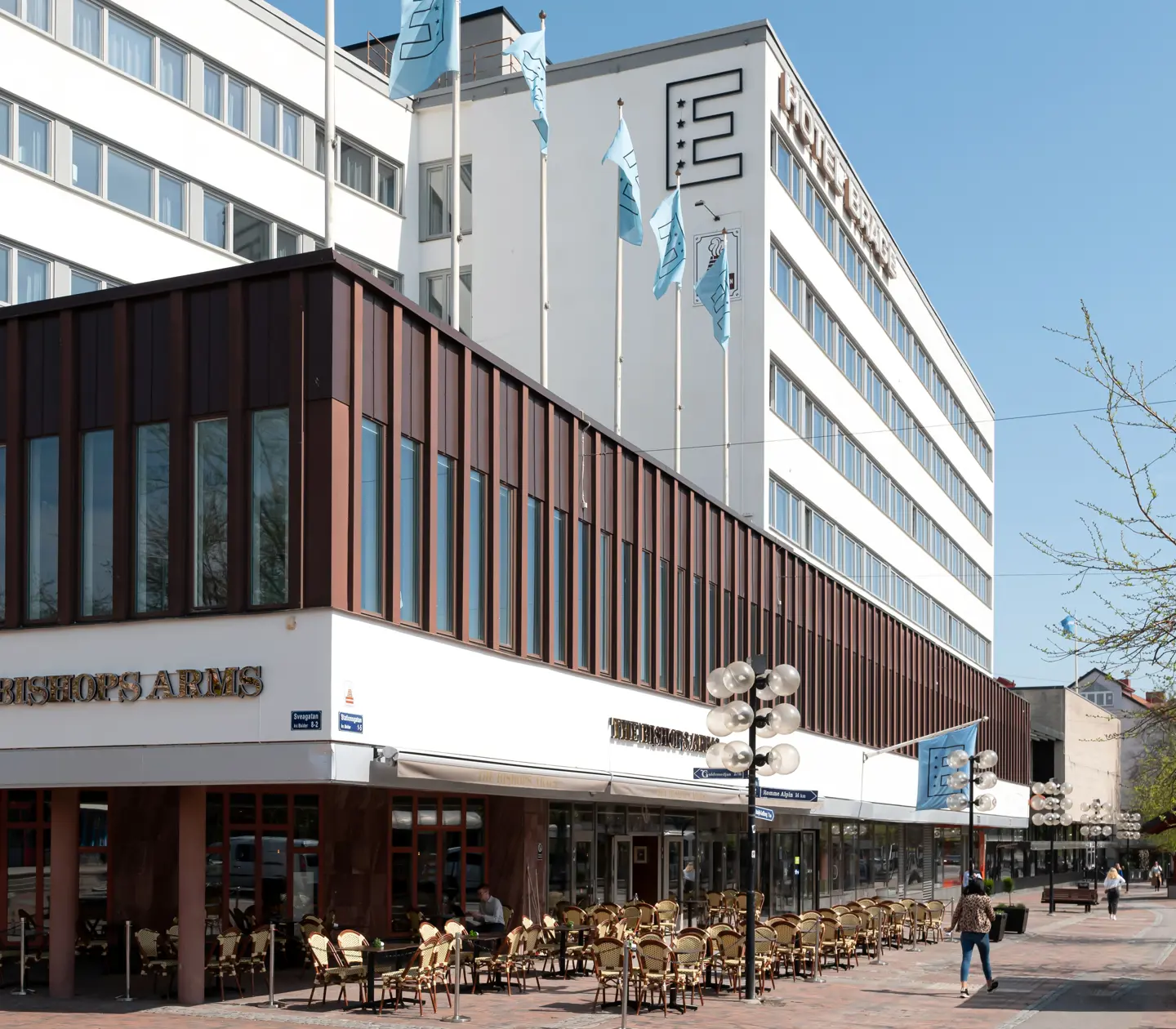Fasaden av Elite Hotel Brage med uteservering