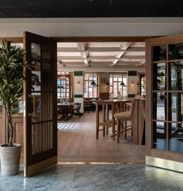 Trädörrar öppnade in mot restaurang
