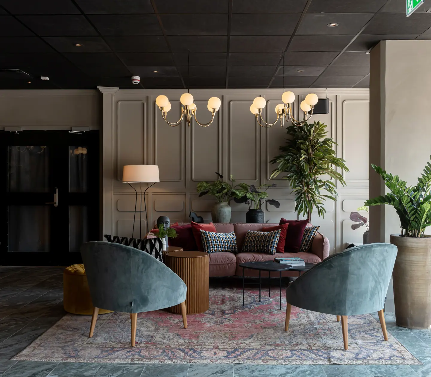 Hotellobby med loungemöbler och växter