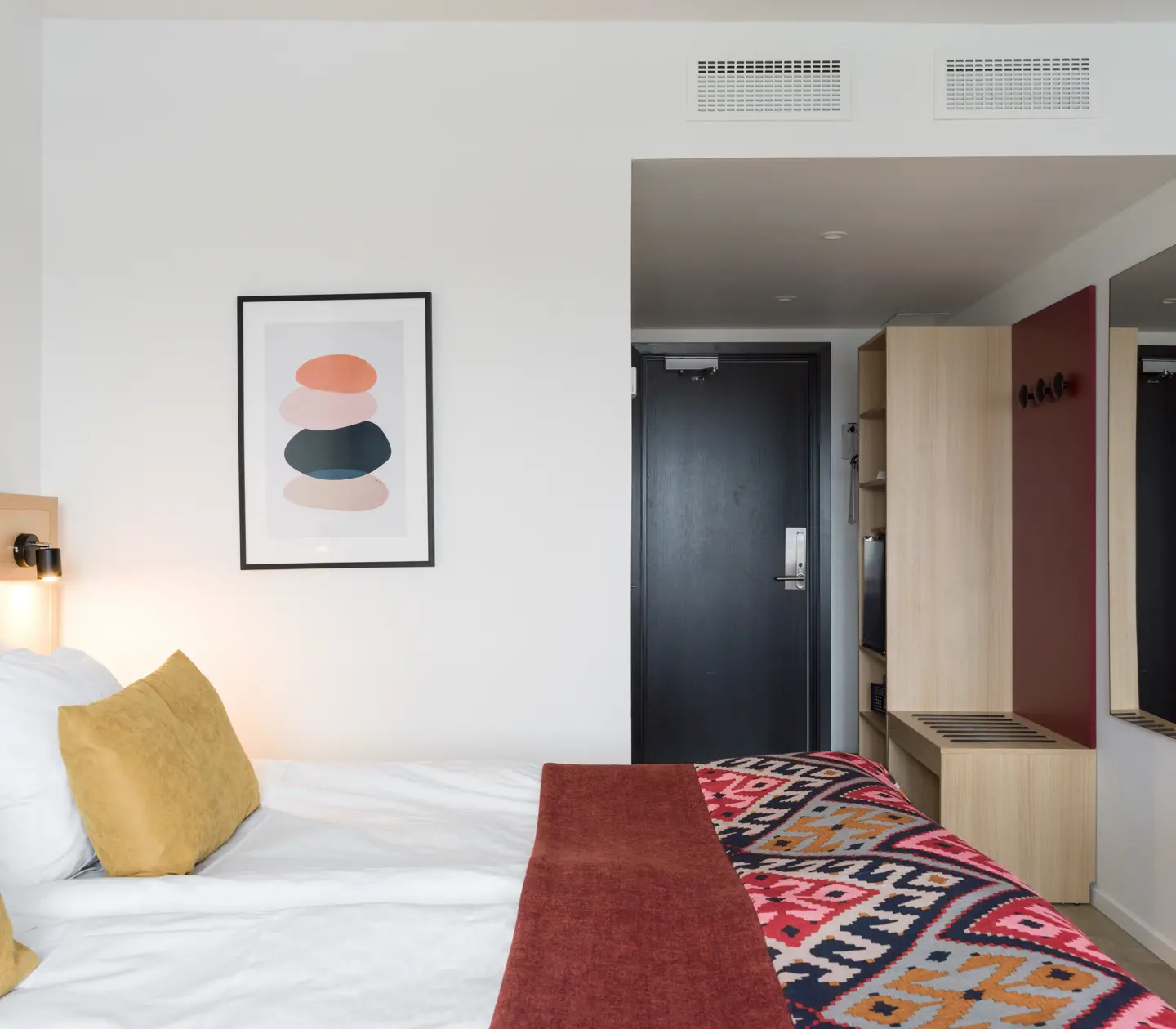 Hotellrum med dubbelsäng och tavla