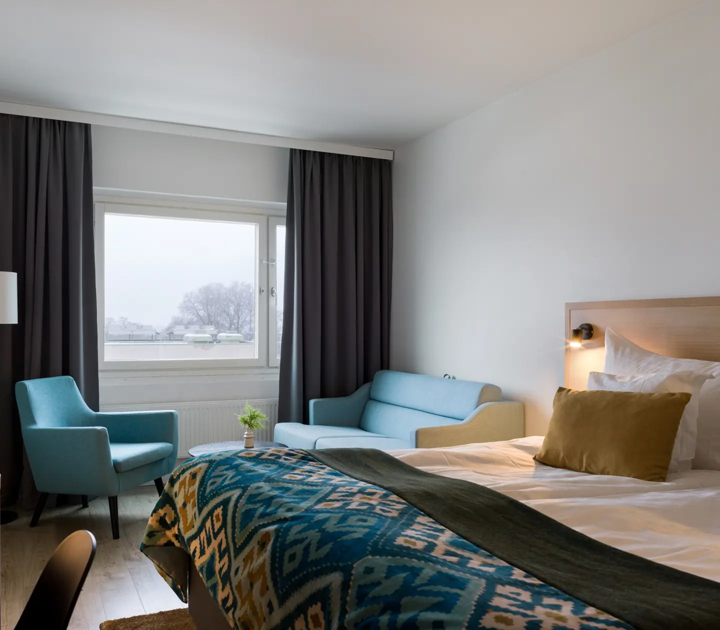 Hotellrum med dubbelsäng och bäddsoffa