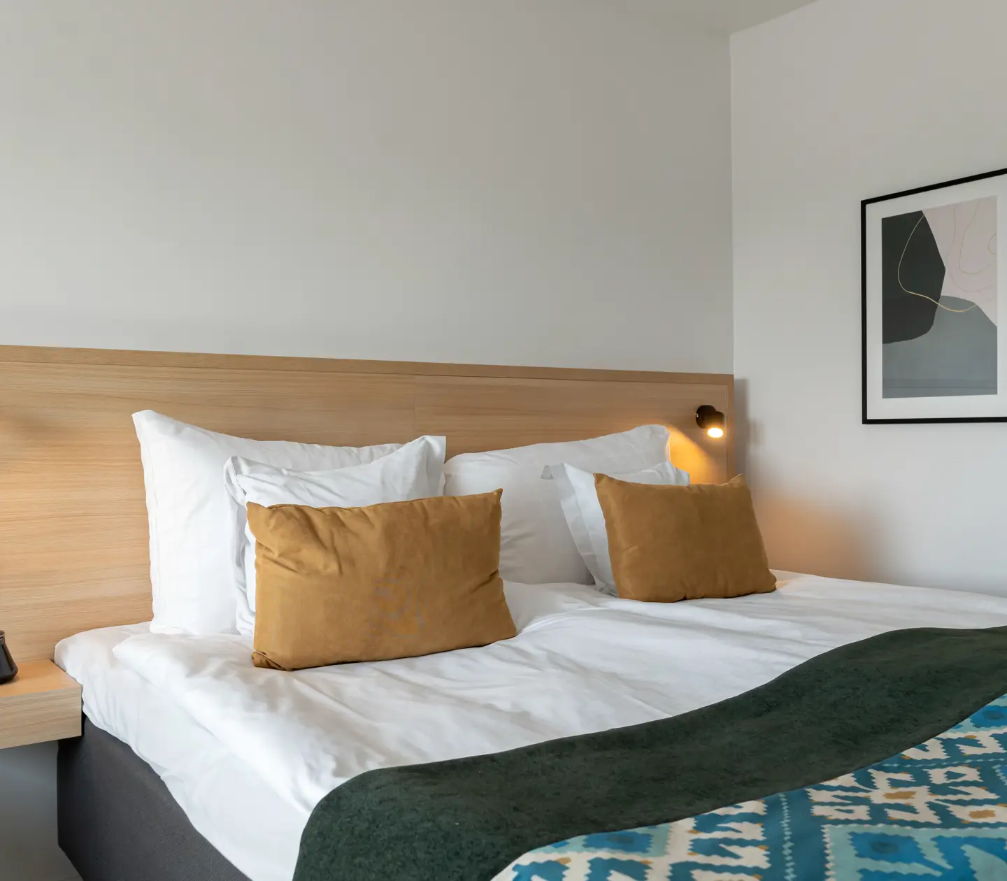Hotellrum med dubbelsäng och tavla
