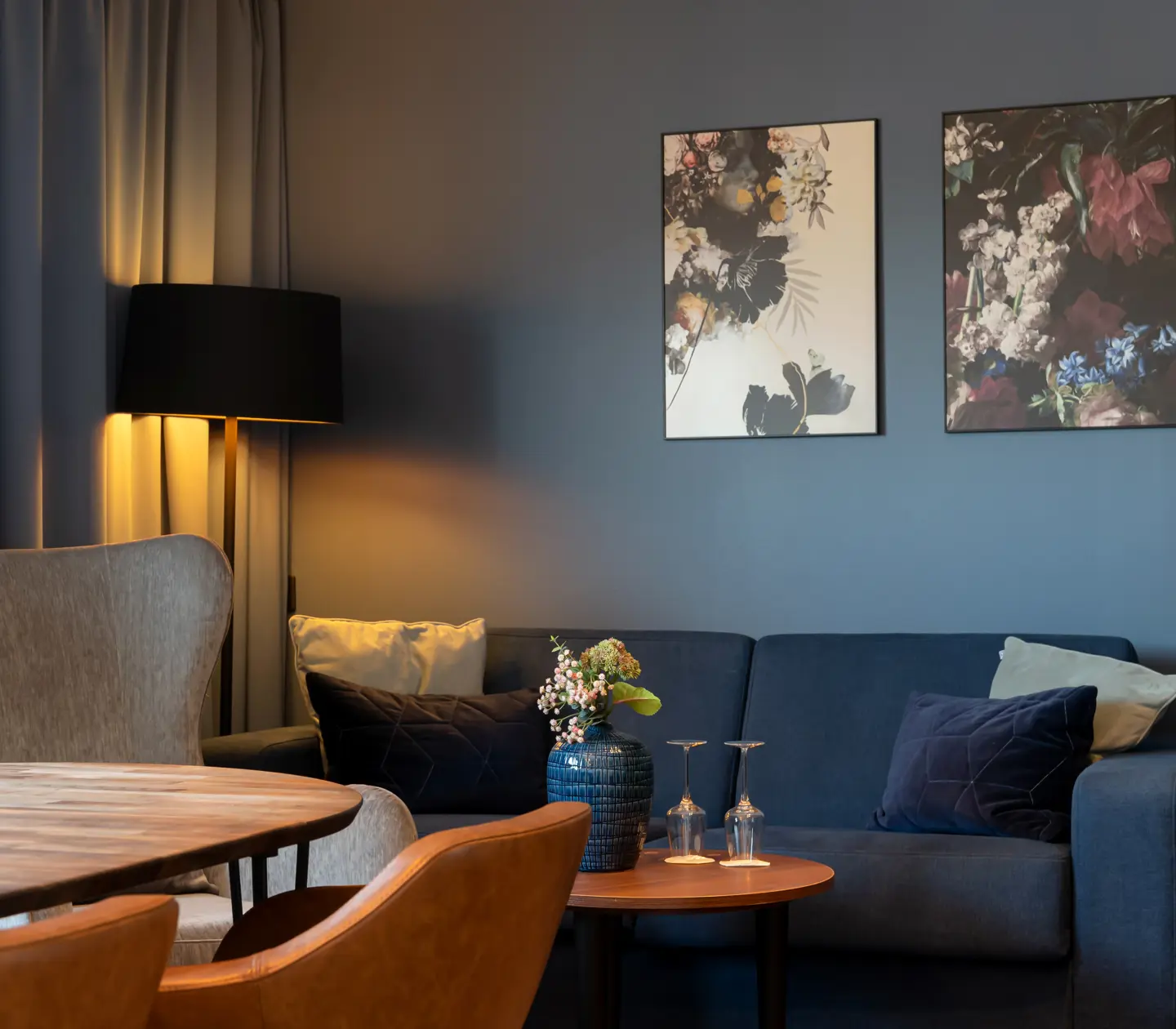 Svit med matbord, soffa och tavlor