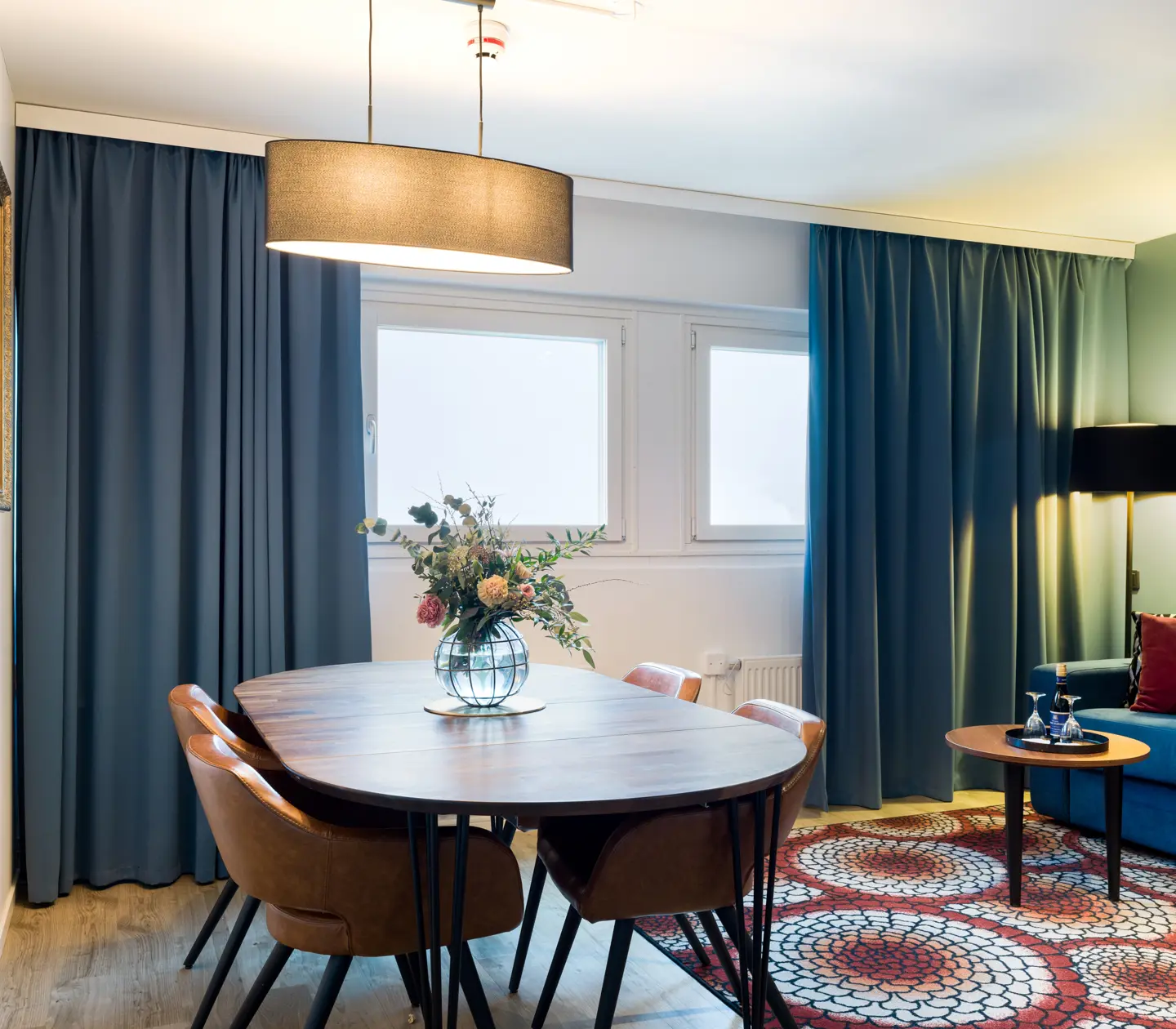 Svit med matbord, soffa och fönster