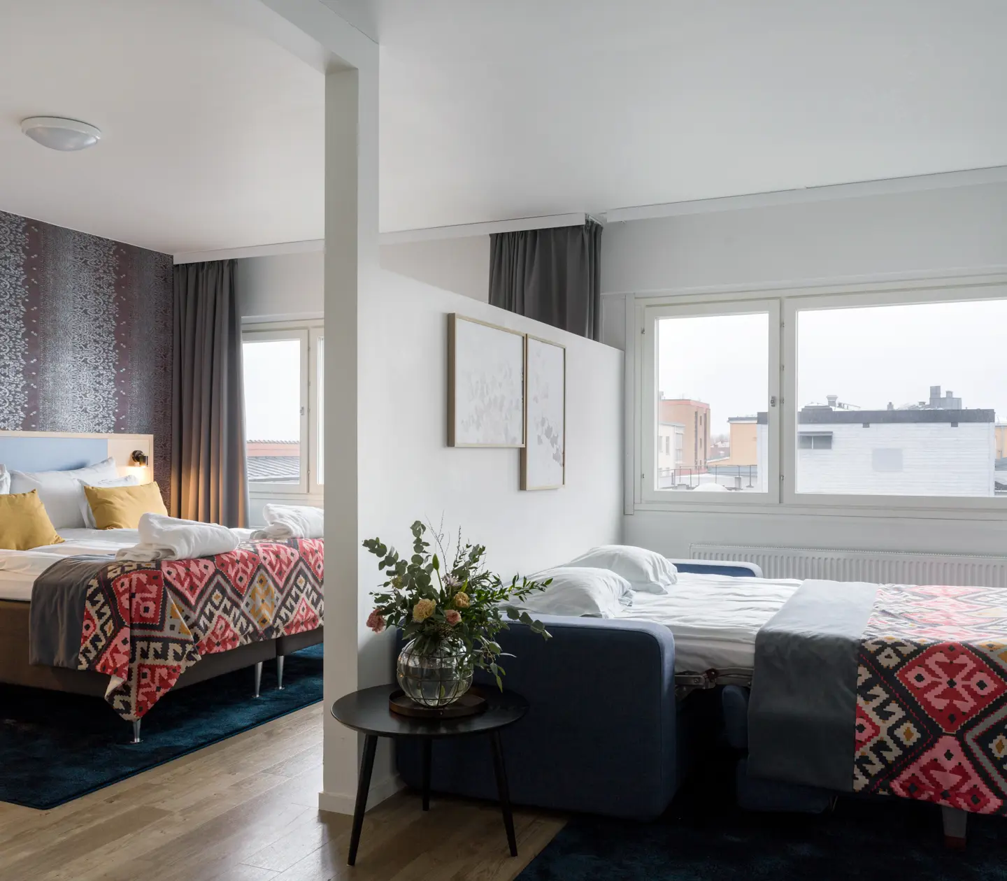 Hotellrum med dubbelsäng och utbäddad bäddsoffa