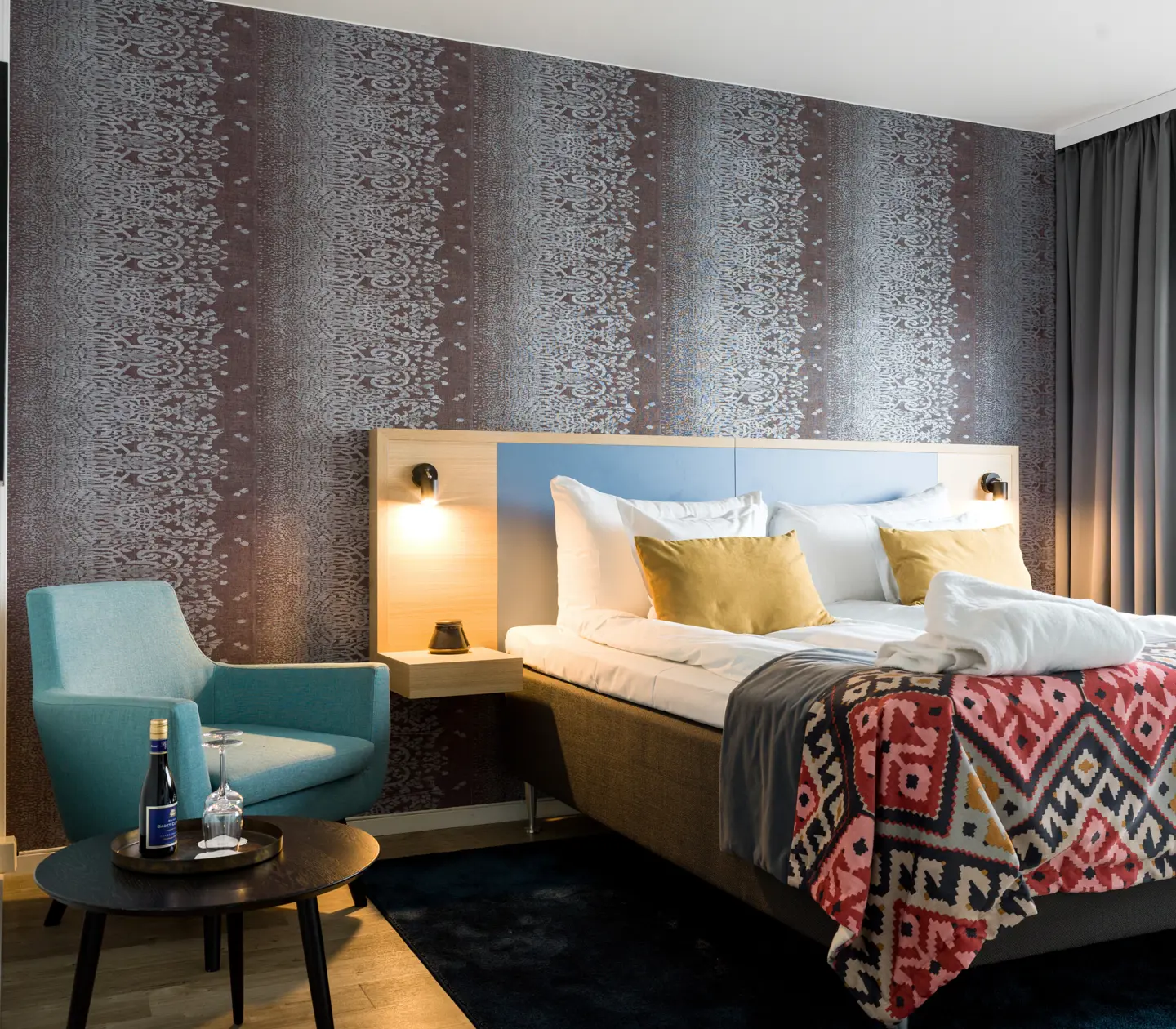 Hotellrum med fondtapet och dubbelsäng
