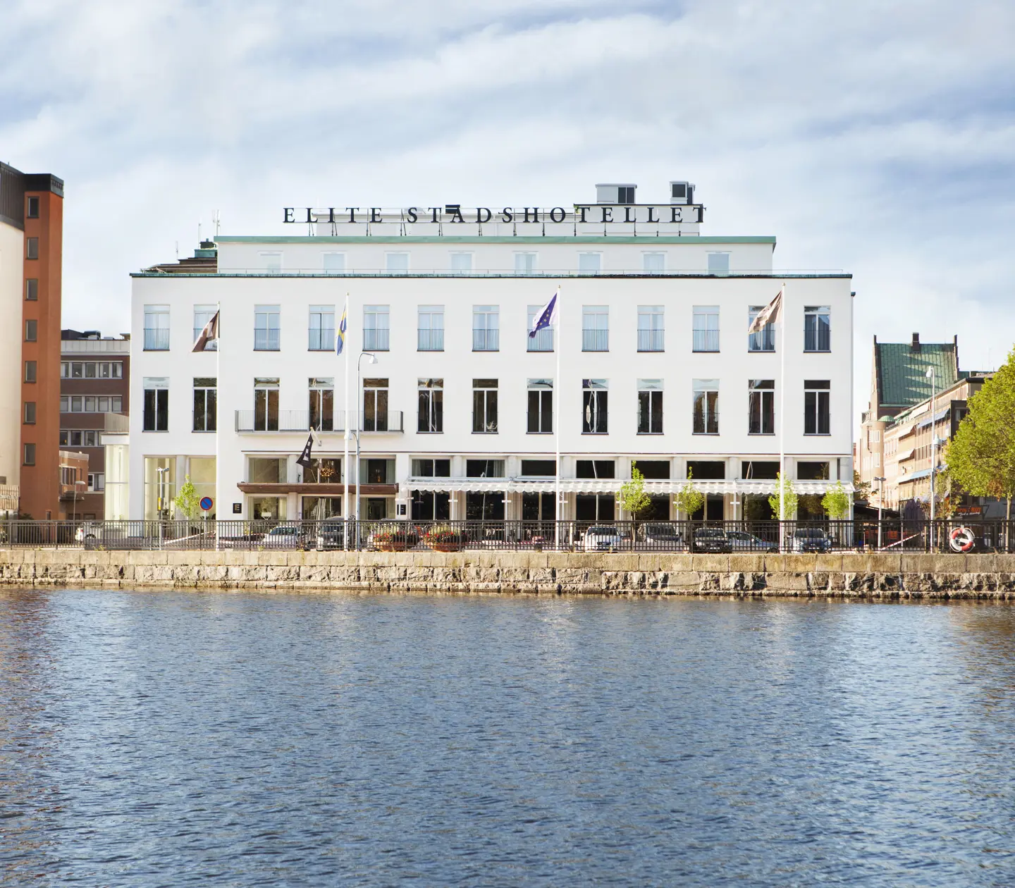 Pampiga fasaden av Elite Stadshotellet med Eskilstunaån framför