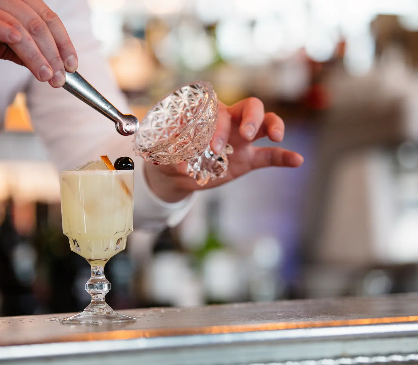 Drink serverad på bardisk