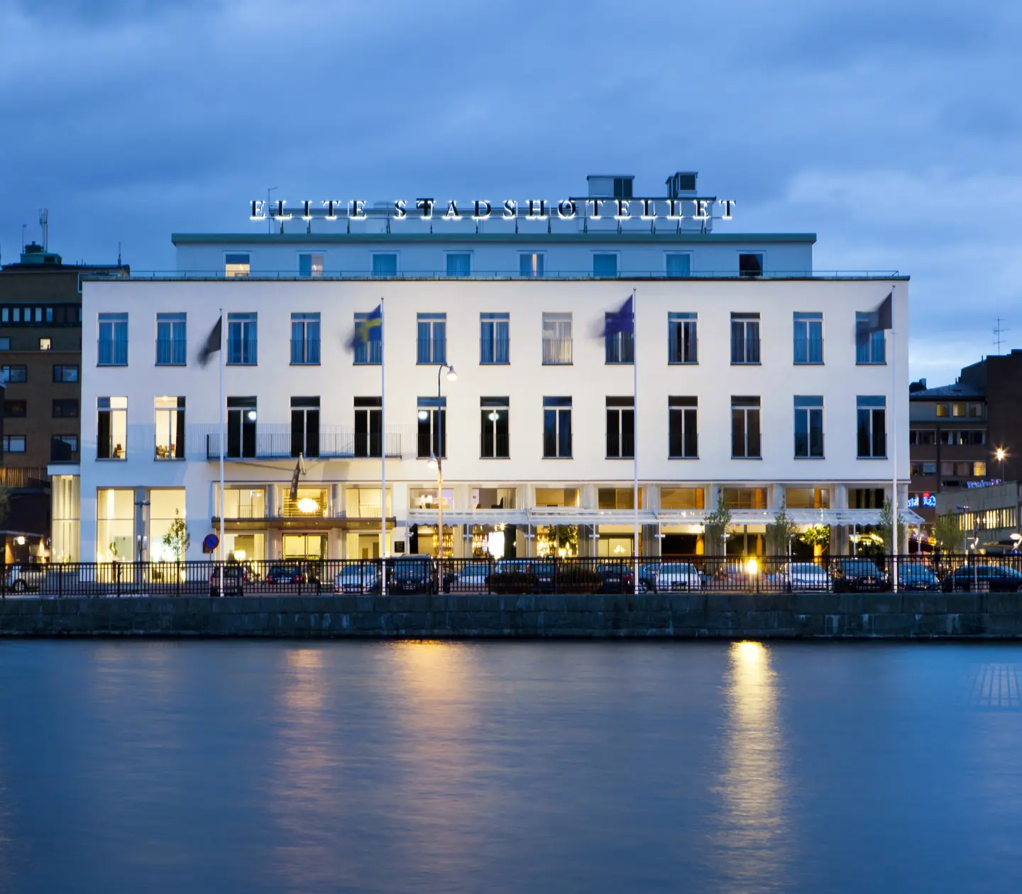 Fasaden av Elite Stadshotellet i skymning
