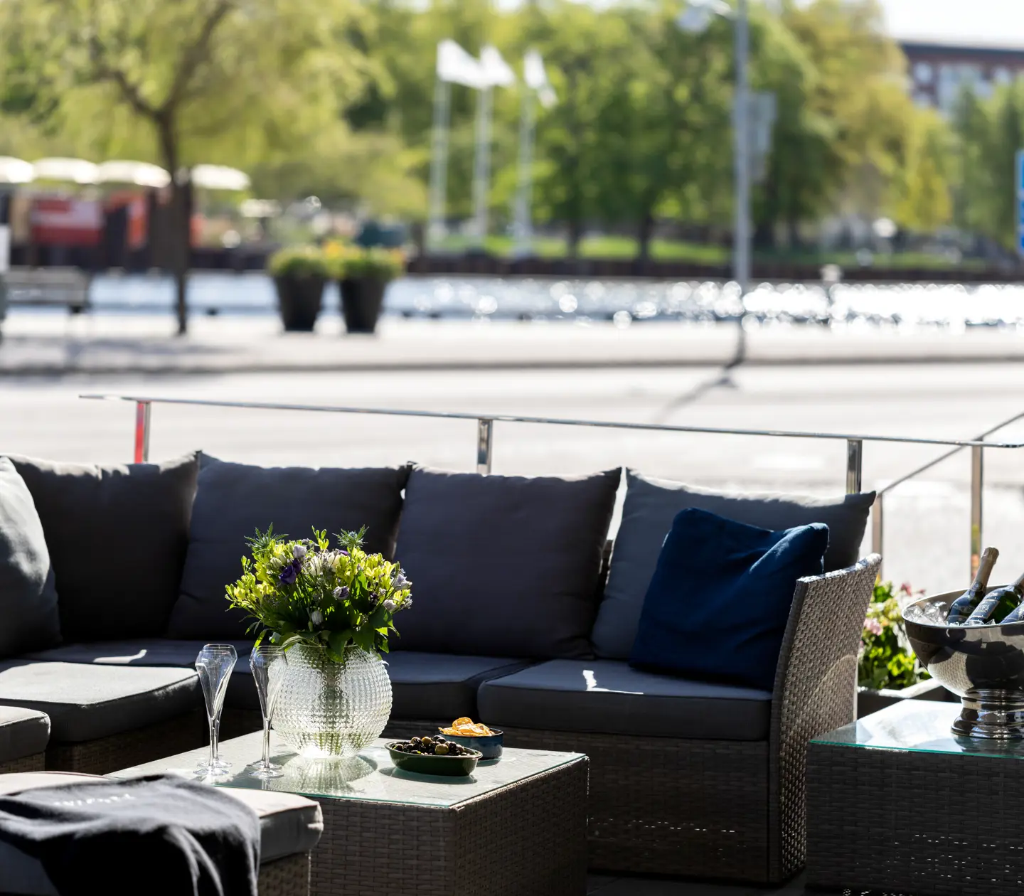 Loungesoffa med blombukett