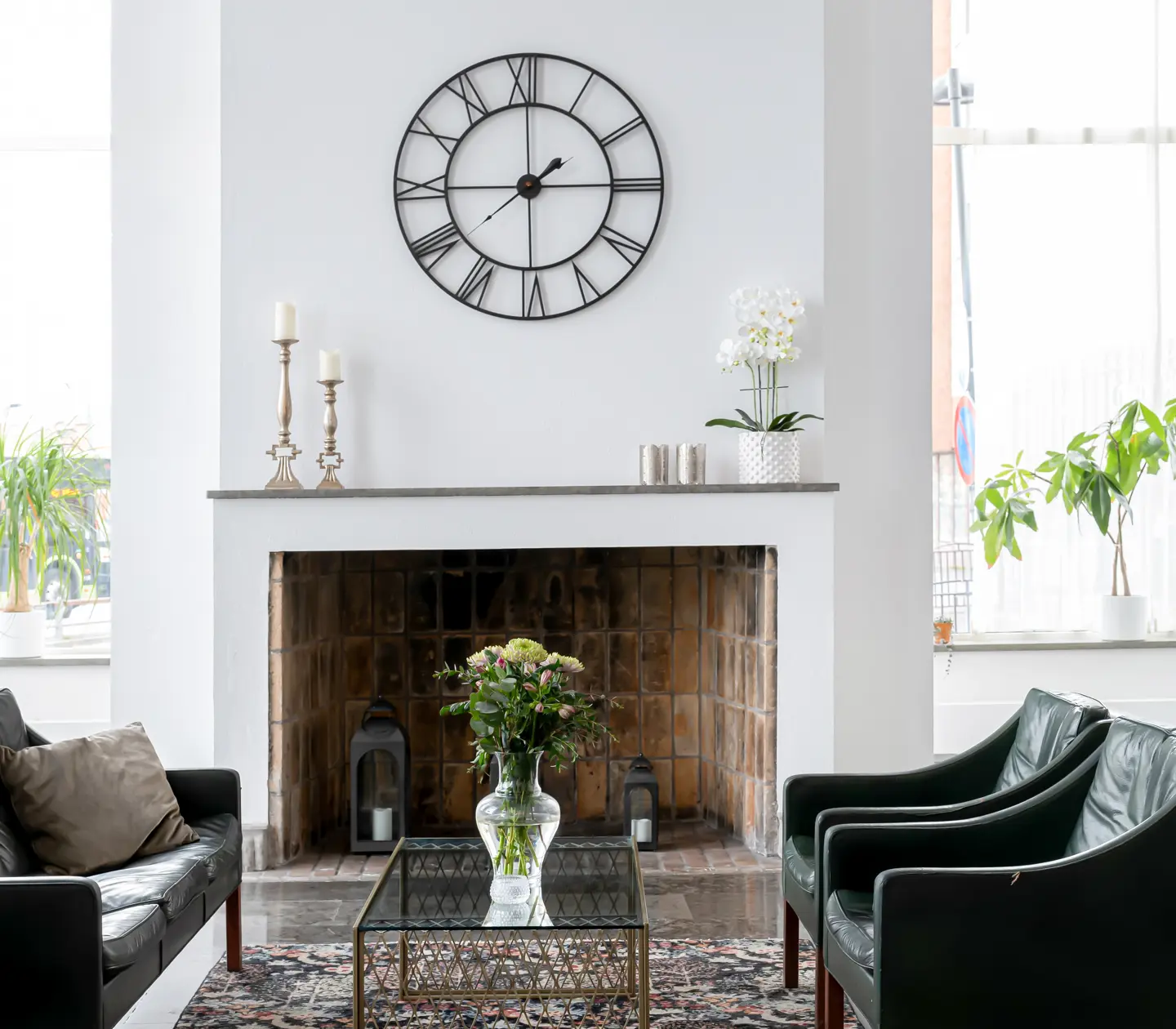 Hotellobby med brasa och fåtöljer
