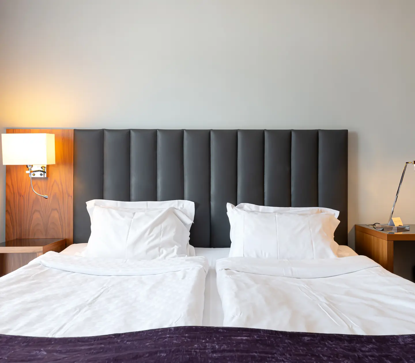 Hotellrum med dubbelsäng och skrivbord