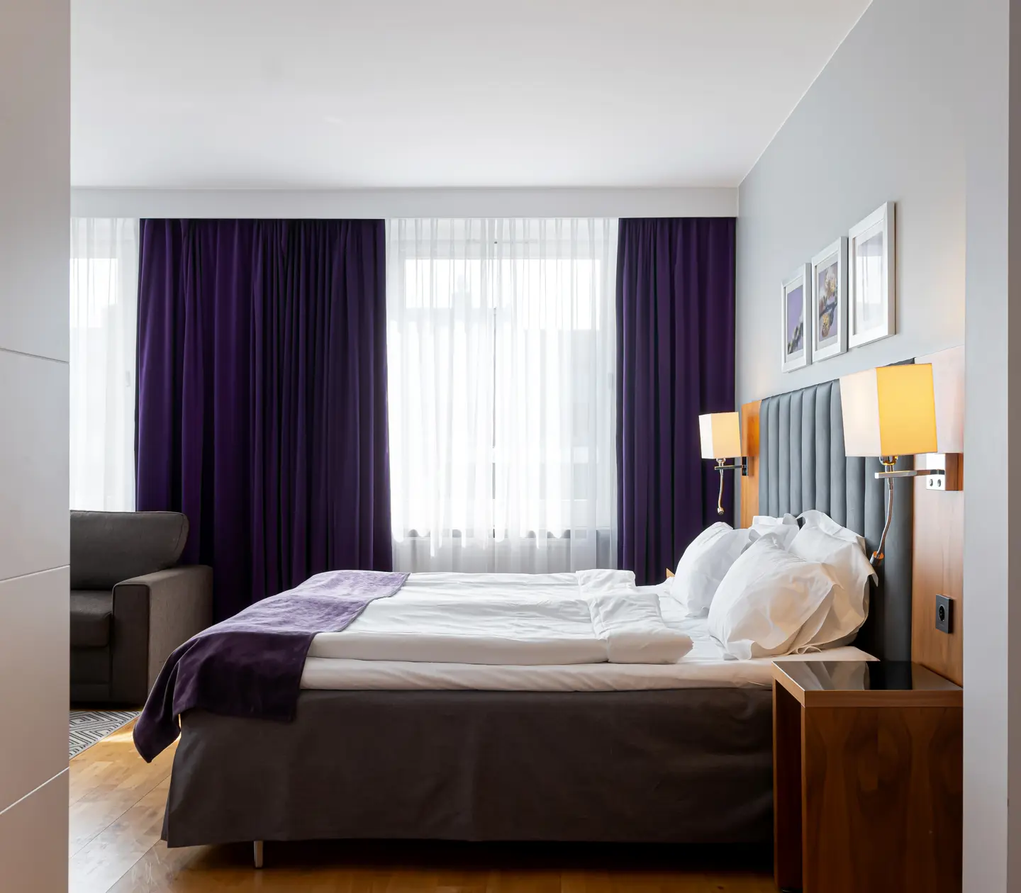 Hotellrum med dubbelsäng och fönster