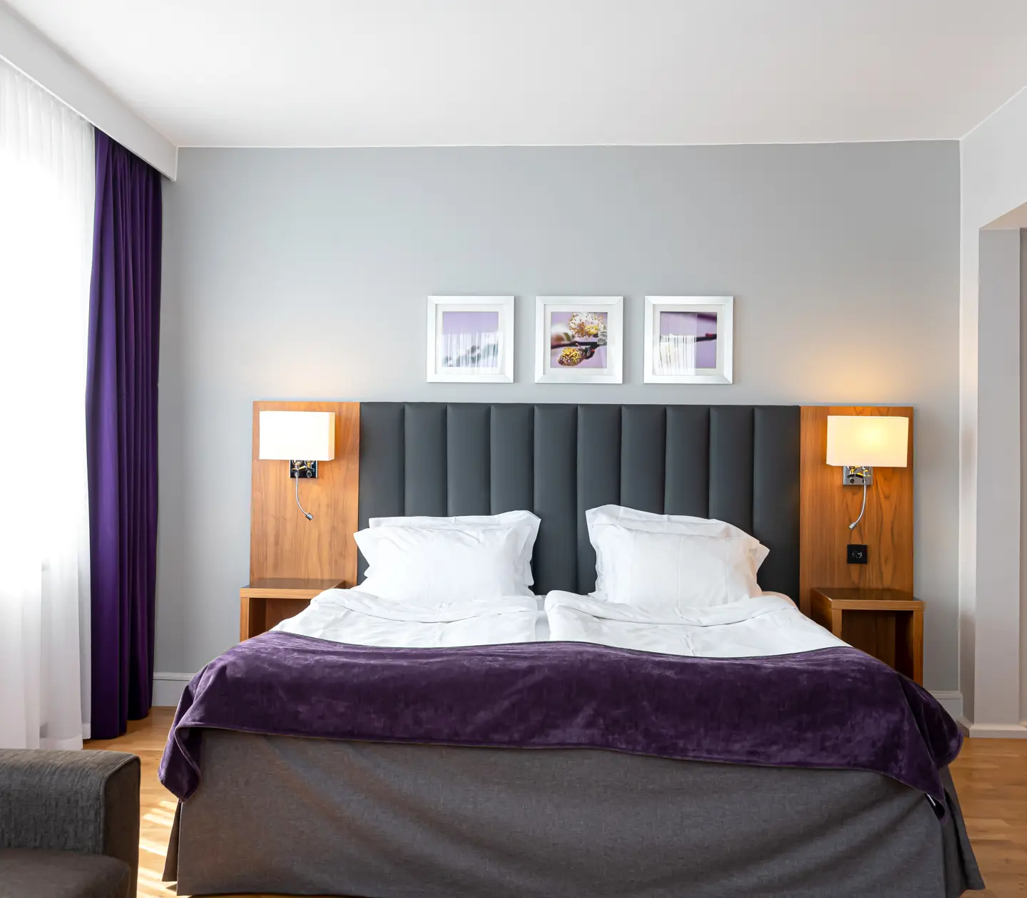 Hotellrum med dubbelsäng och tavlor