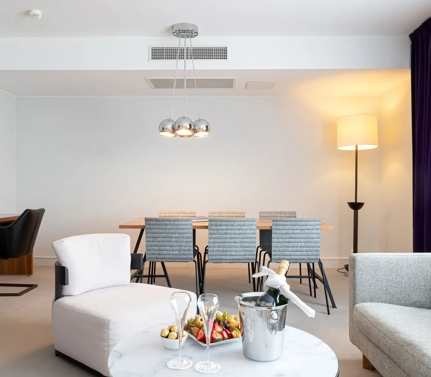 Svit med matbord, soffa och skrivbord