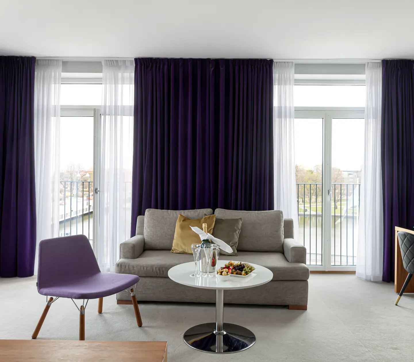 Svit med skrivbord, soffa och stora fönster