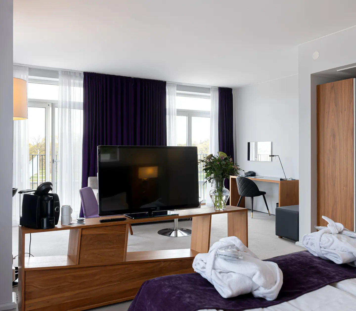 Svit med morgonrockar, tv och stora fönster