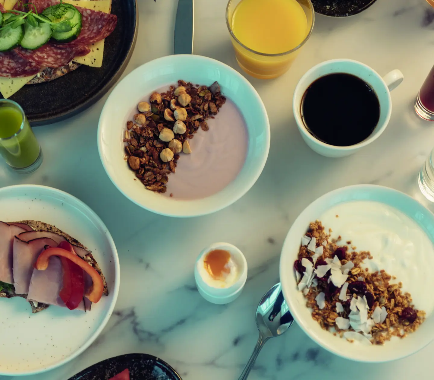 Hotellobby med brasa och fåtöljer