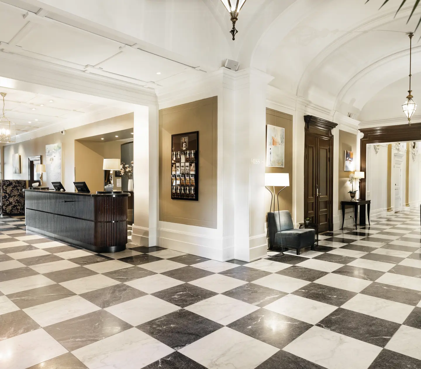 Hotellobby med schackrutigt golv och receptionsdisk