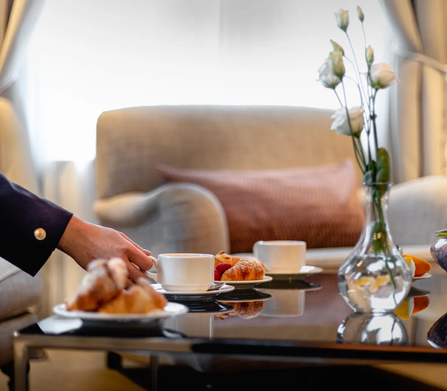 Frukost serverad på vardagsrumsbord i hotellrum