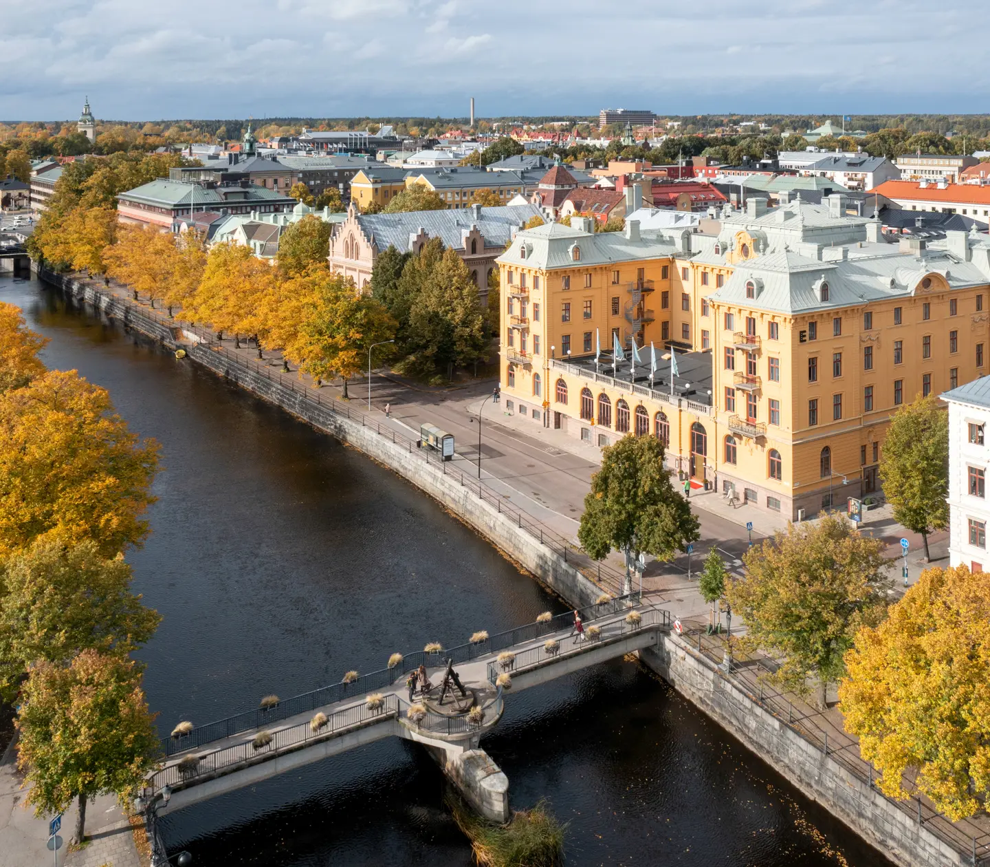 Drönarbild av Elite Grand Hotel med Gavleån framför