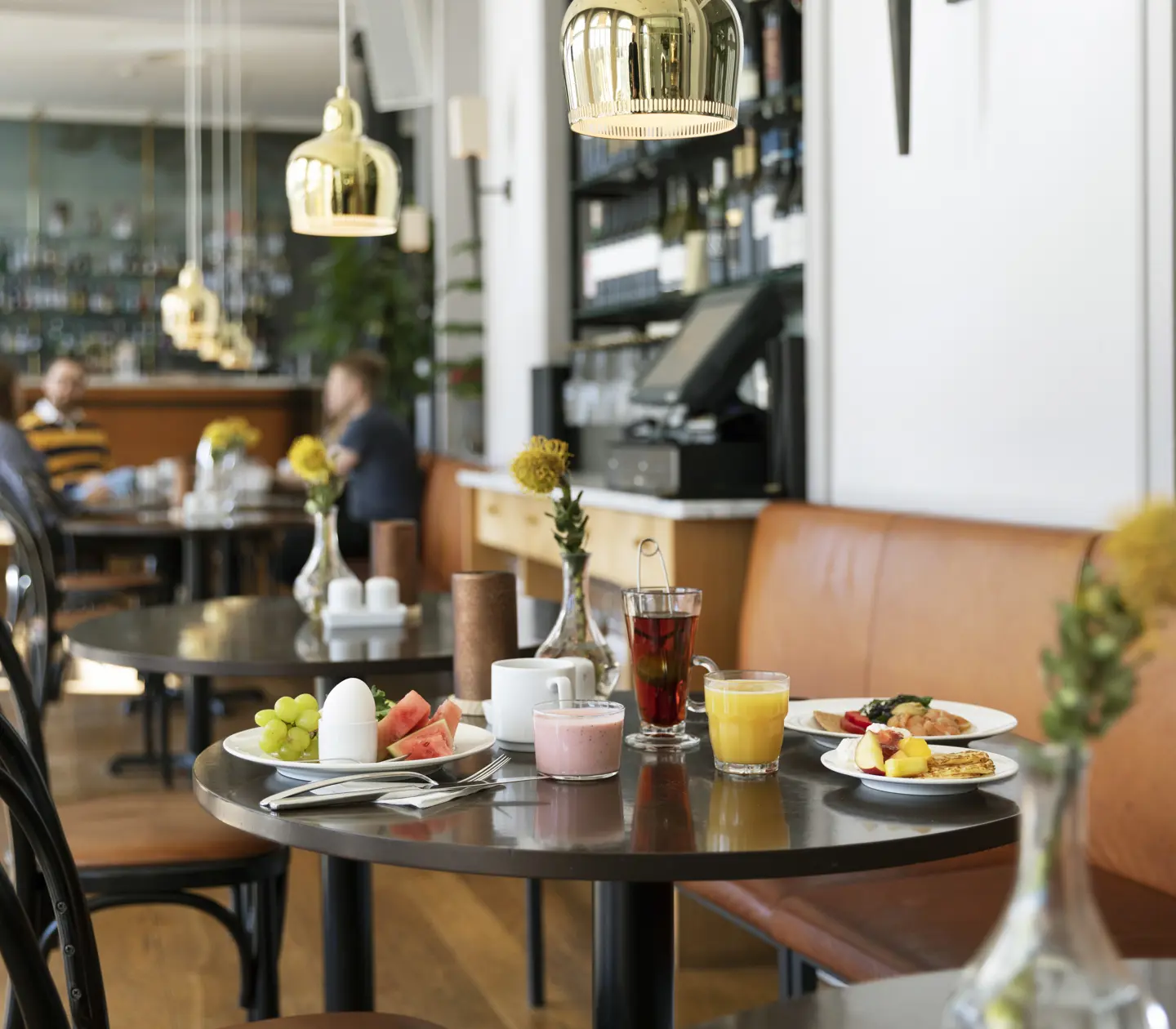 Frukost serverad i frukostmatsal