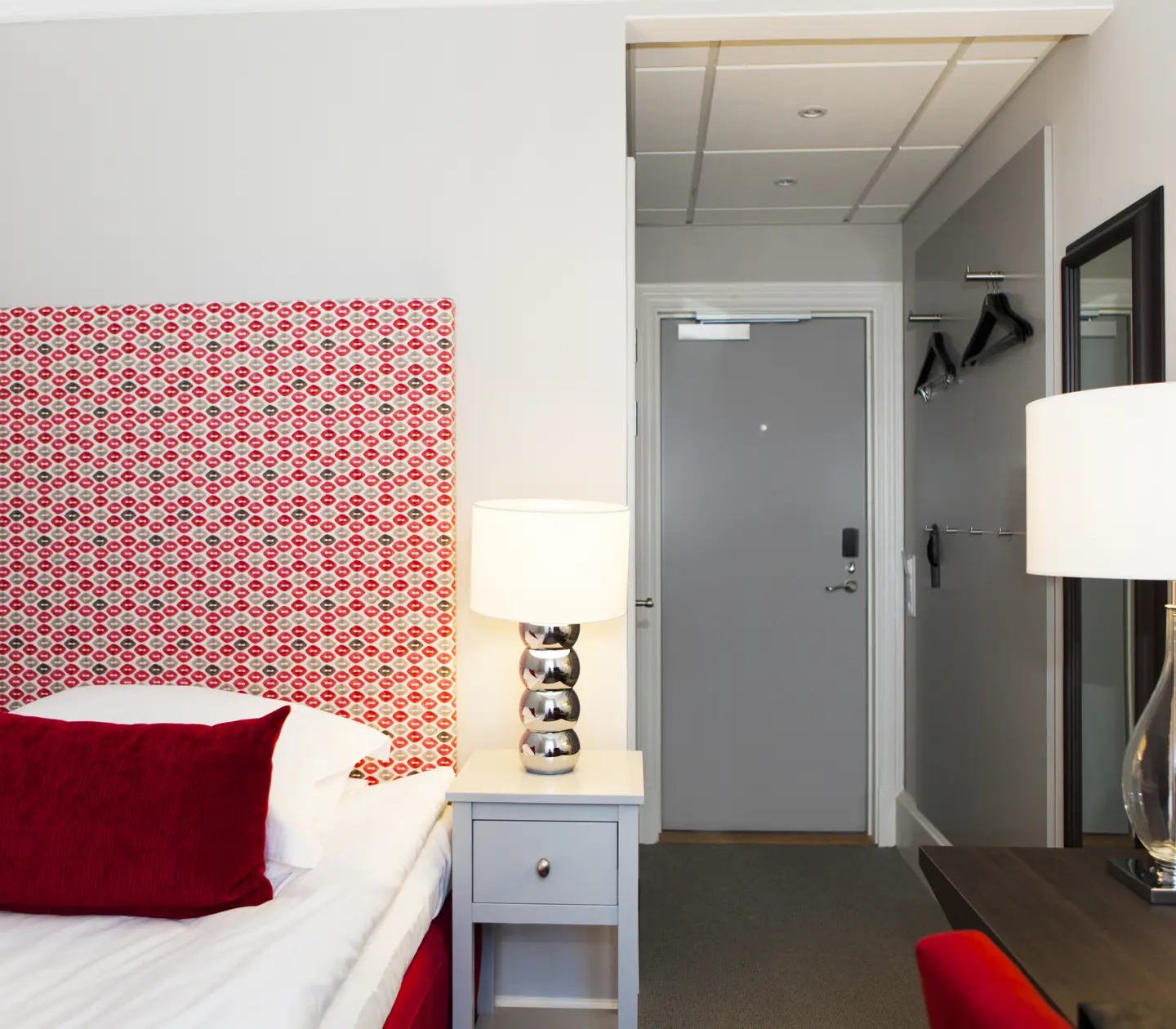Hotellrum med enkelsäng och två bordslampor