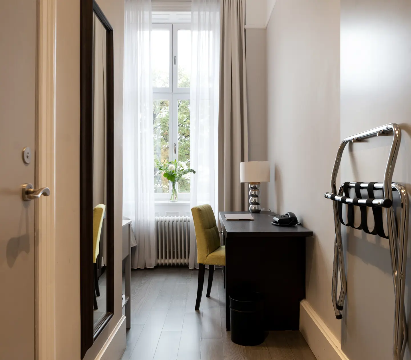 Hotellrum med skrivbord och fönster