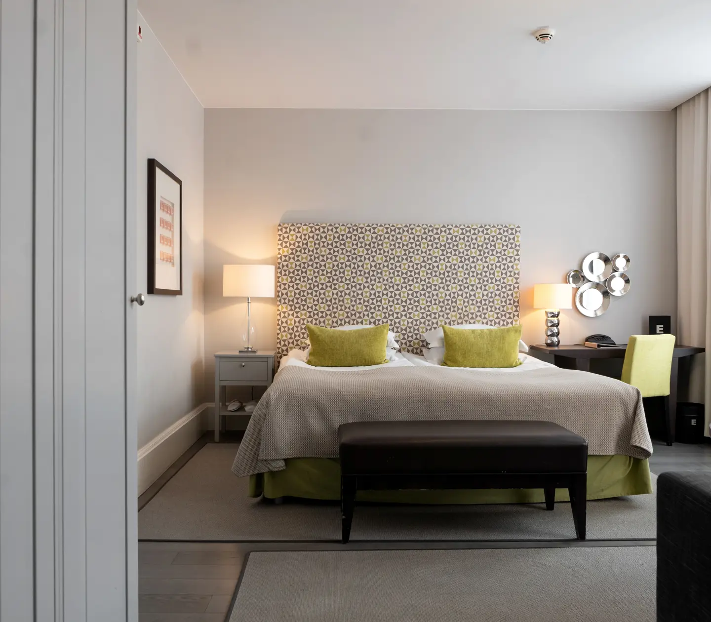 Hotellrum med dubbelsäng, garderob och skrivbord