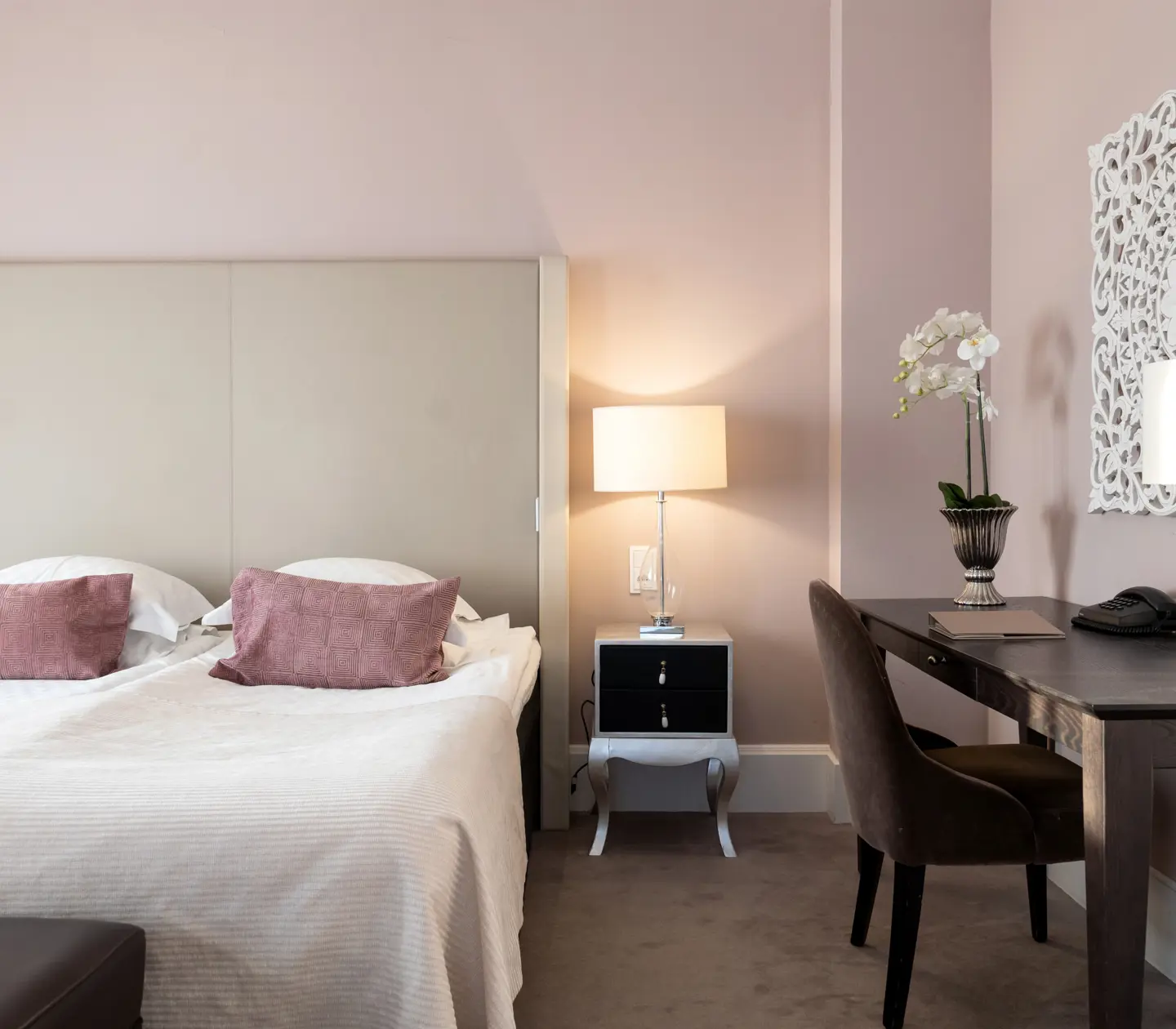 Rosa svit med dubbelsäng och skrivbord