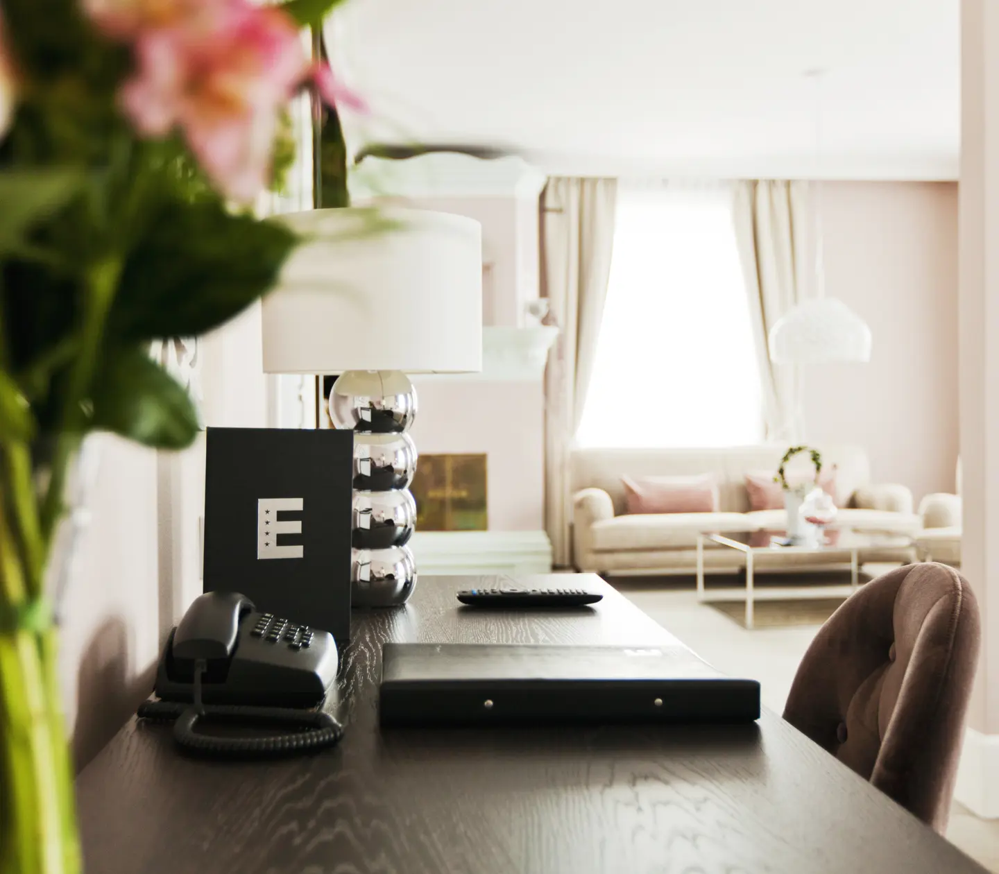 Rosa svit med skrivbord, kakelugn och soffgrupp
