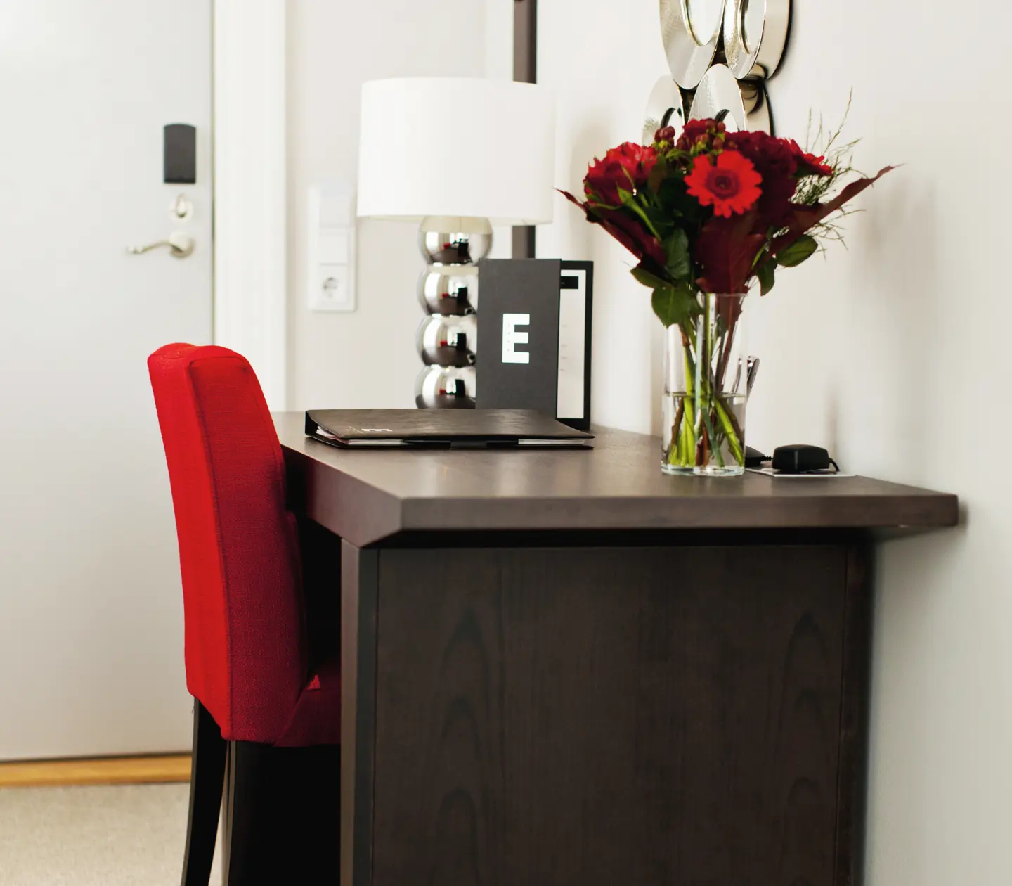 Ljus svit med skrivbord och bukett