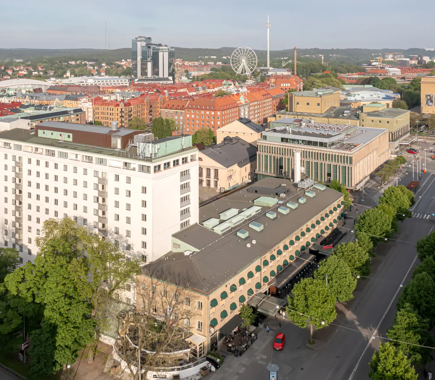 Drönarbild över Elite Park Avenue Hotel i Göteborg med Liseberg i bakgrunden
