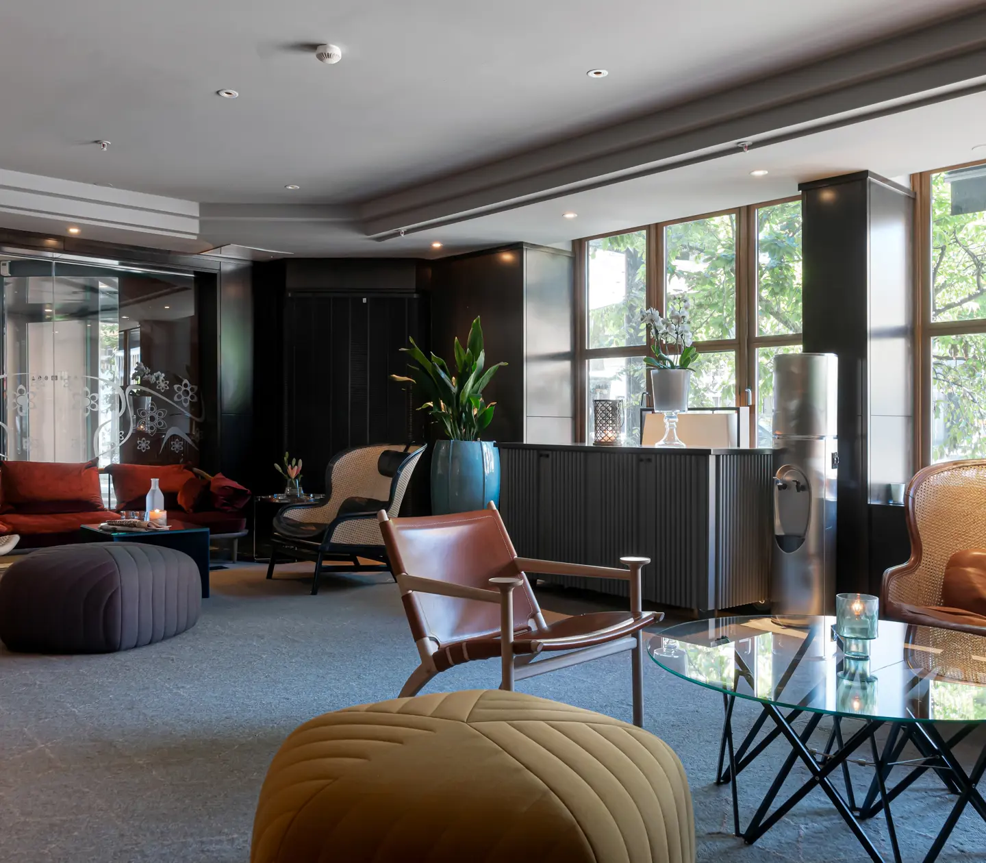 Hotellobby med soffgrupper och växter