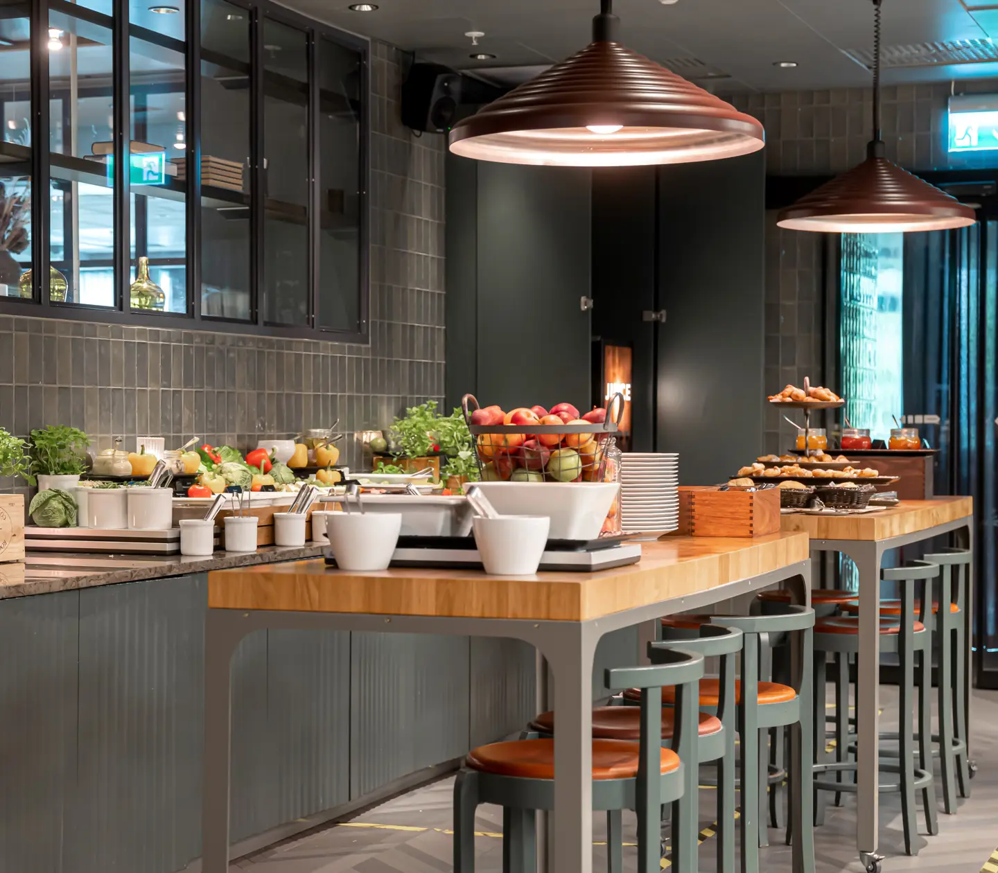 Frukost uppdukad längs bord