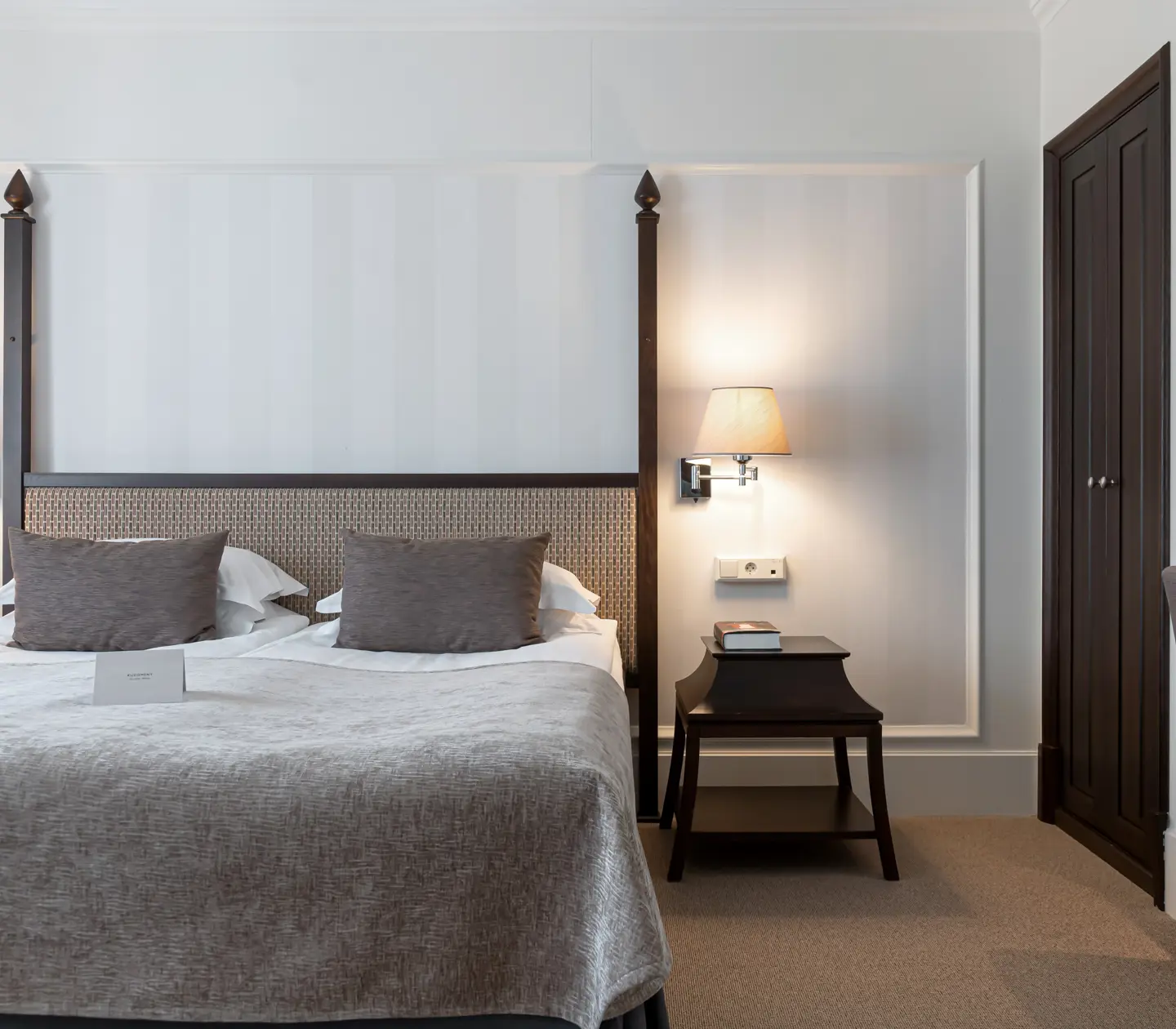 Svit med dubbelsäng, garderob och två sänglampor