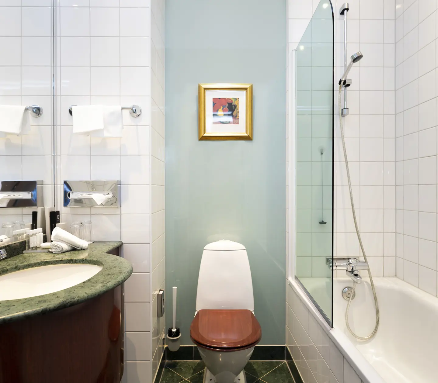 Ljust badrum med badkar, toalett och handfat