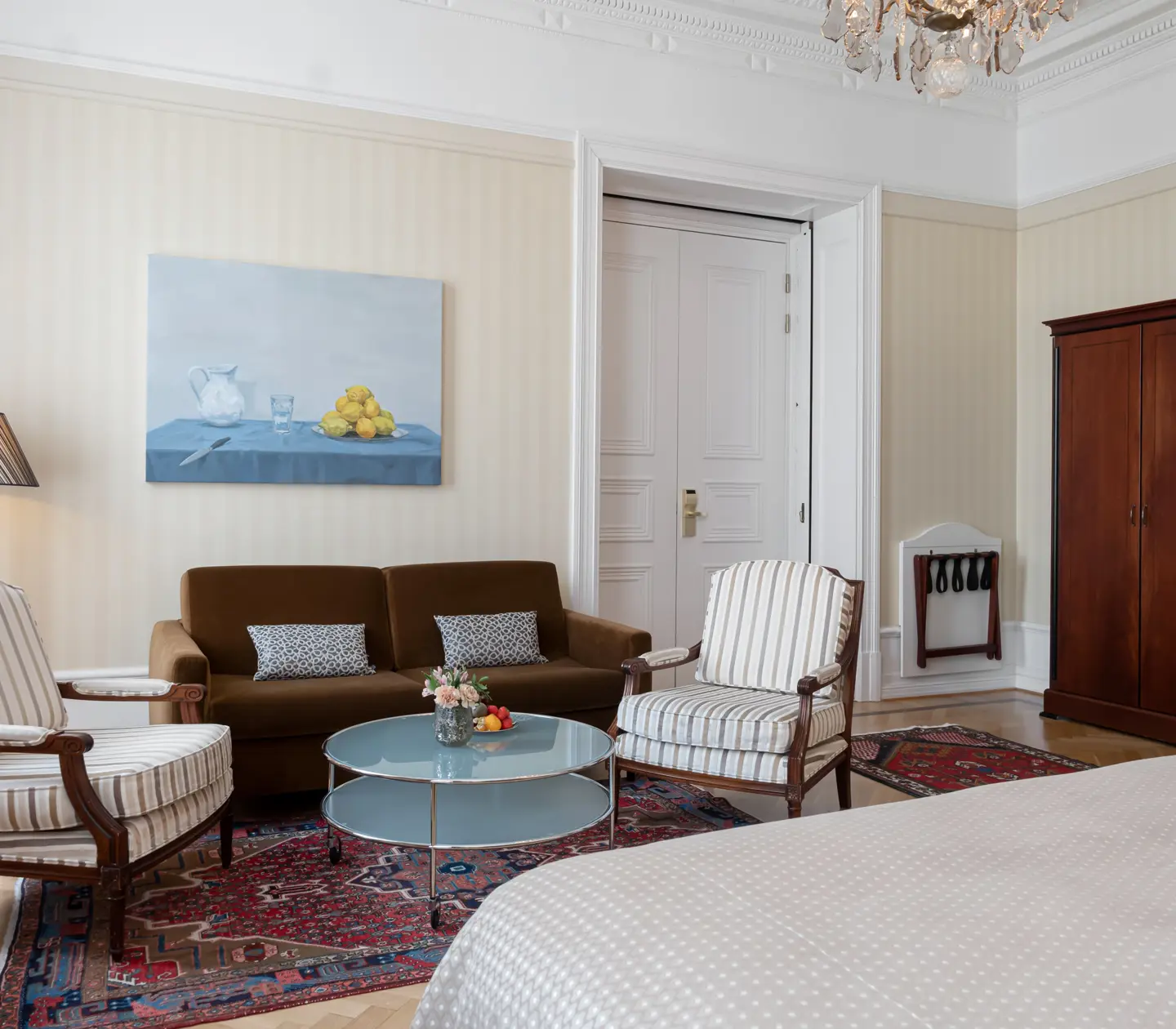 Charmigt hotellrum med garderob, soffgrupp och tavla