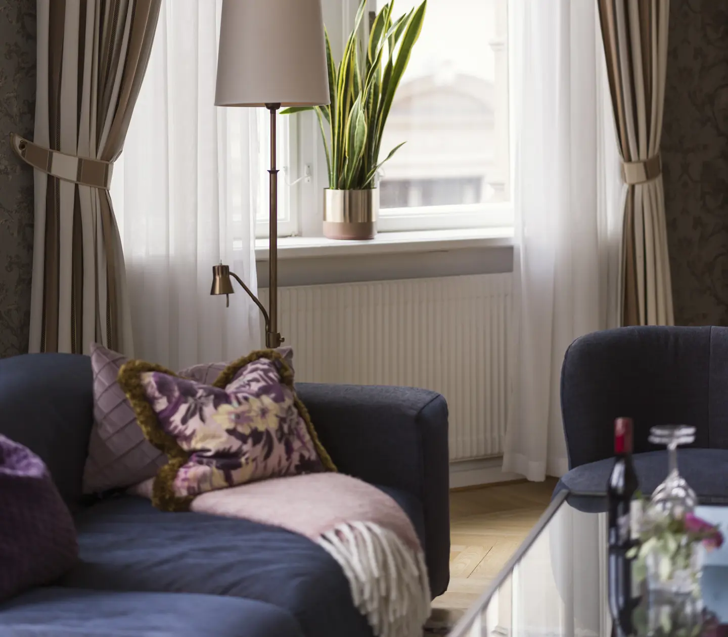 Detaljbild från mysig svit med soffa och fönster