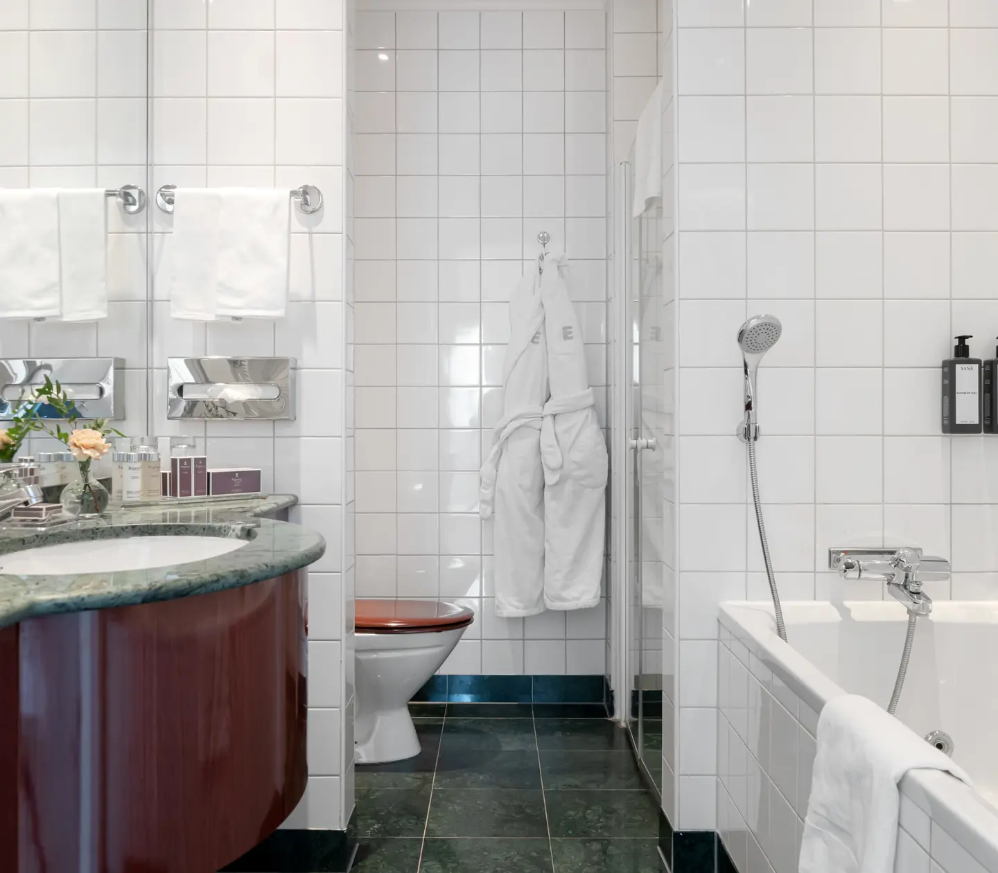 Ljust badrum med badkar, toalett och handfat