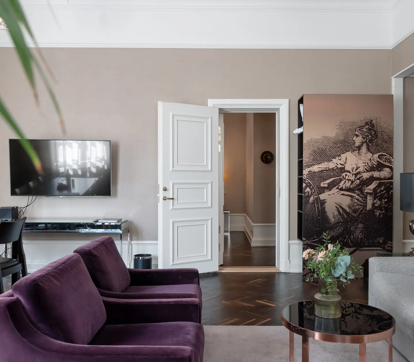 Ljus svit med soffgrupp, tv och garderob