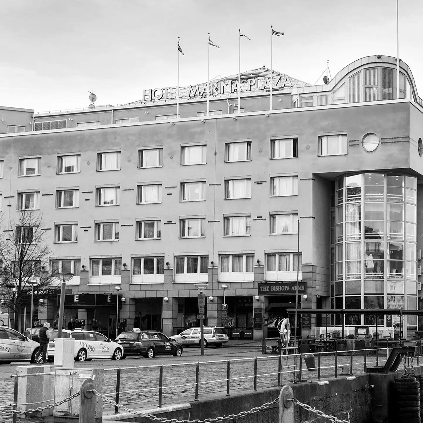 Svartvitt foto av Elite Hotel Marina Plazas fasad