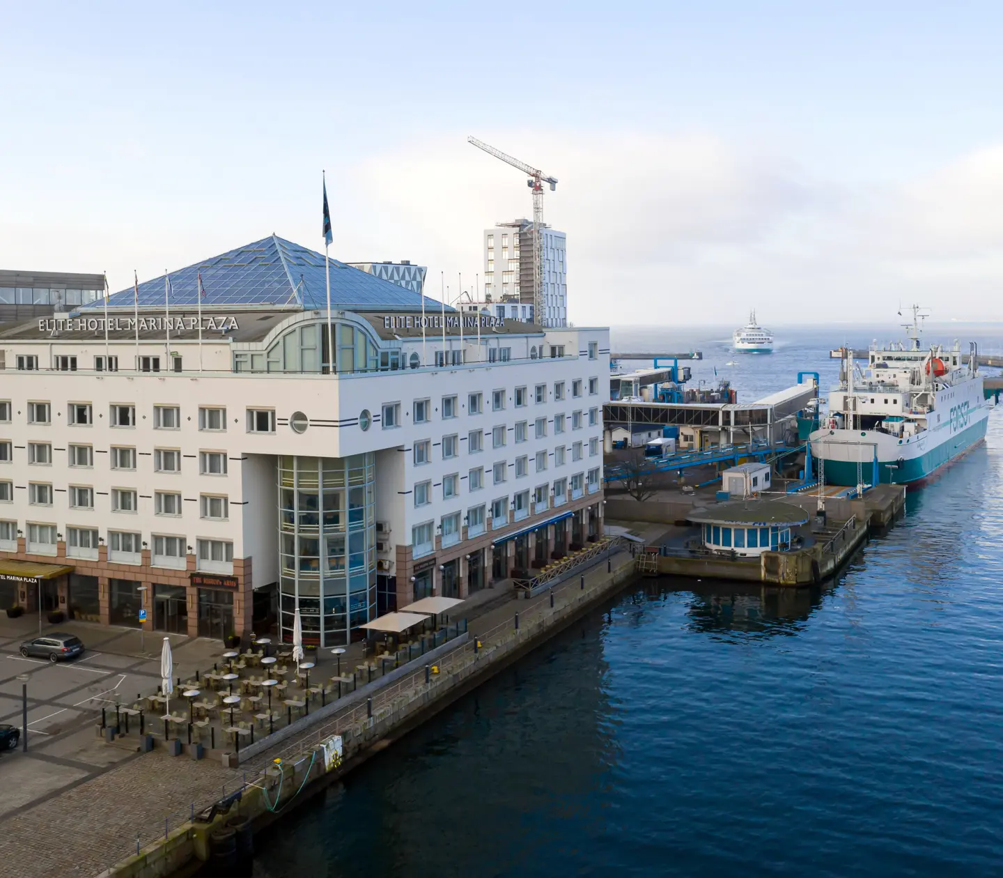 Vita fasaden av Elite Hotel Marina Plaza med Helsingsborgs hamn framför