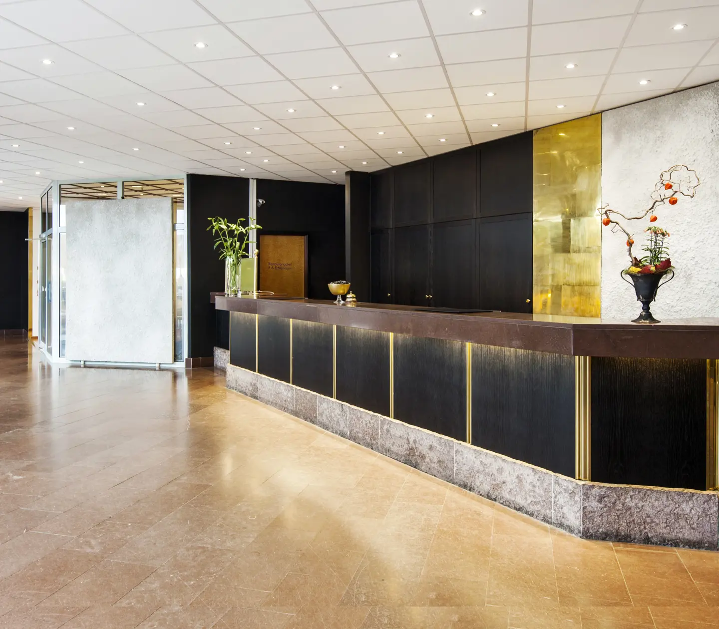 Lång receptionsdisk i hotellobby