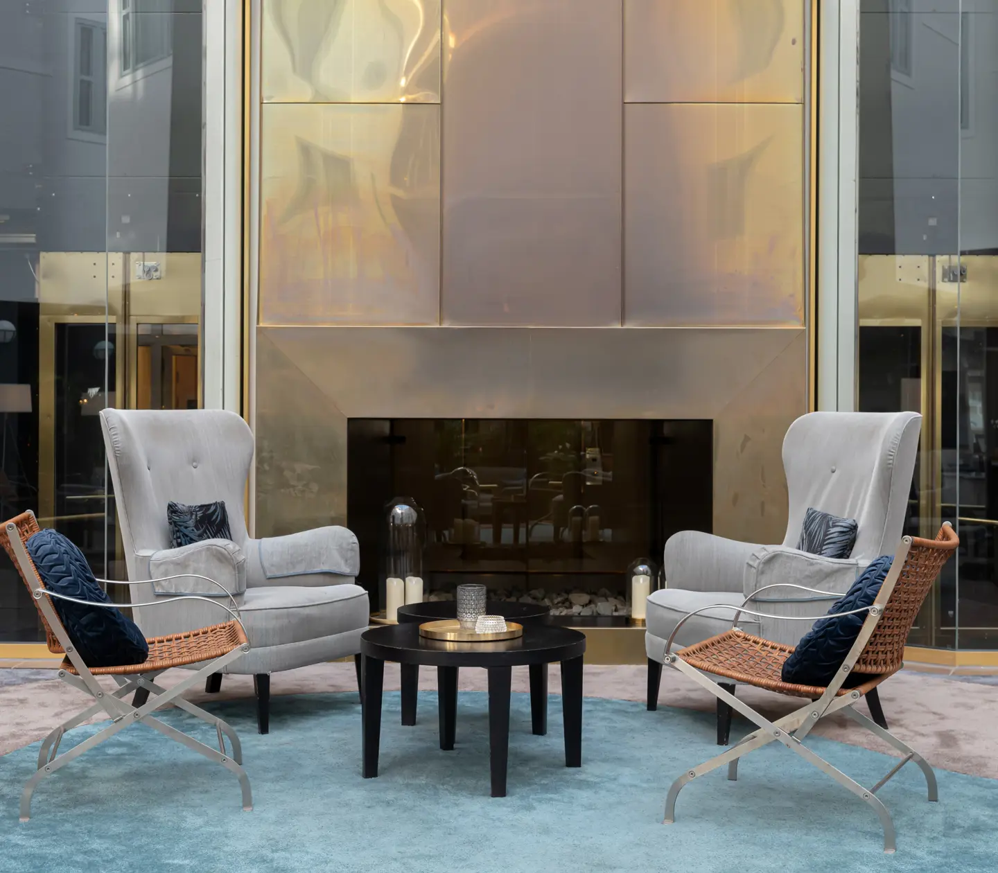 Mysig hotellobby med sittgrupp och kakelugn